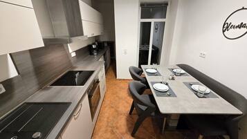 KĂŒhlschrank, Mikrowelle, Ofen, Herdplatte