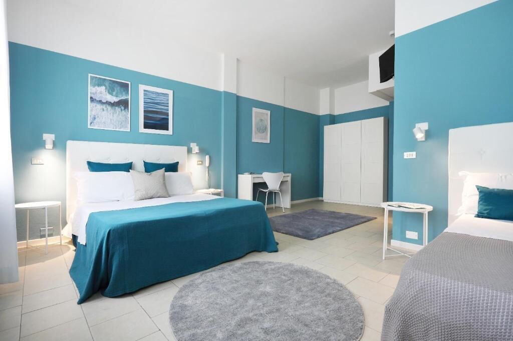 Suite, vista piscina | Una cassaforte in camera, una scrivania, tende oscuranti, Wi-Fi gratuito