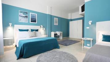 Suite, vista piscina | Una cassaforte in camera, una scrivania, tende oscuranti, Wi-Fi gratuito