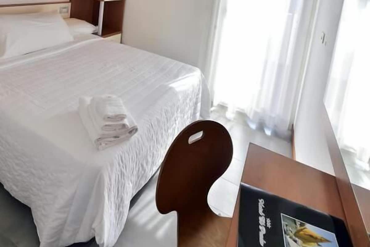 Habitación con 1 cama doble o 2 individuales, vistas al jardín | Caja fuerte, escritorio, cortinas opacas y wifi gratis
