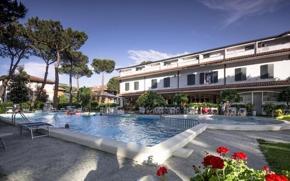 Seasonal outdoor pool - Villa Elprado (Cervia)