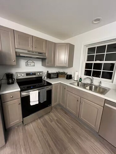 New, modern apartment near touristy Mystic!