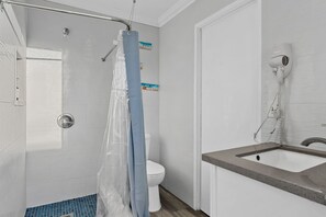 Secadora de cabello, toallas, jabón, papel de baño 