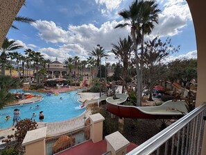 Una piscina al aire libre, una piscina climatizada
