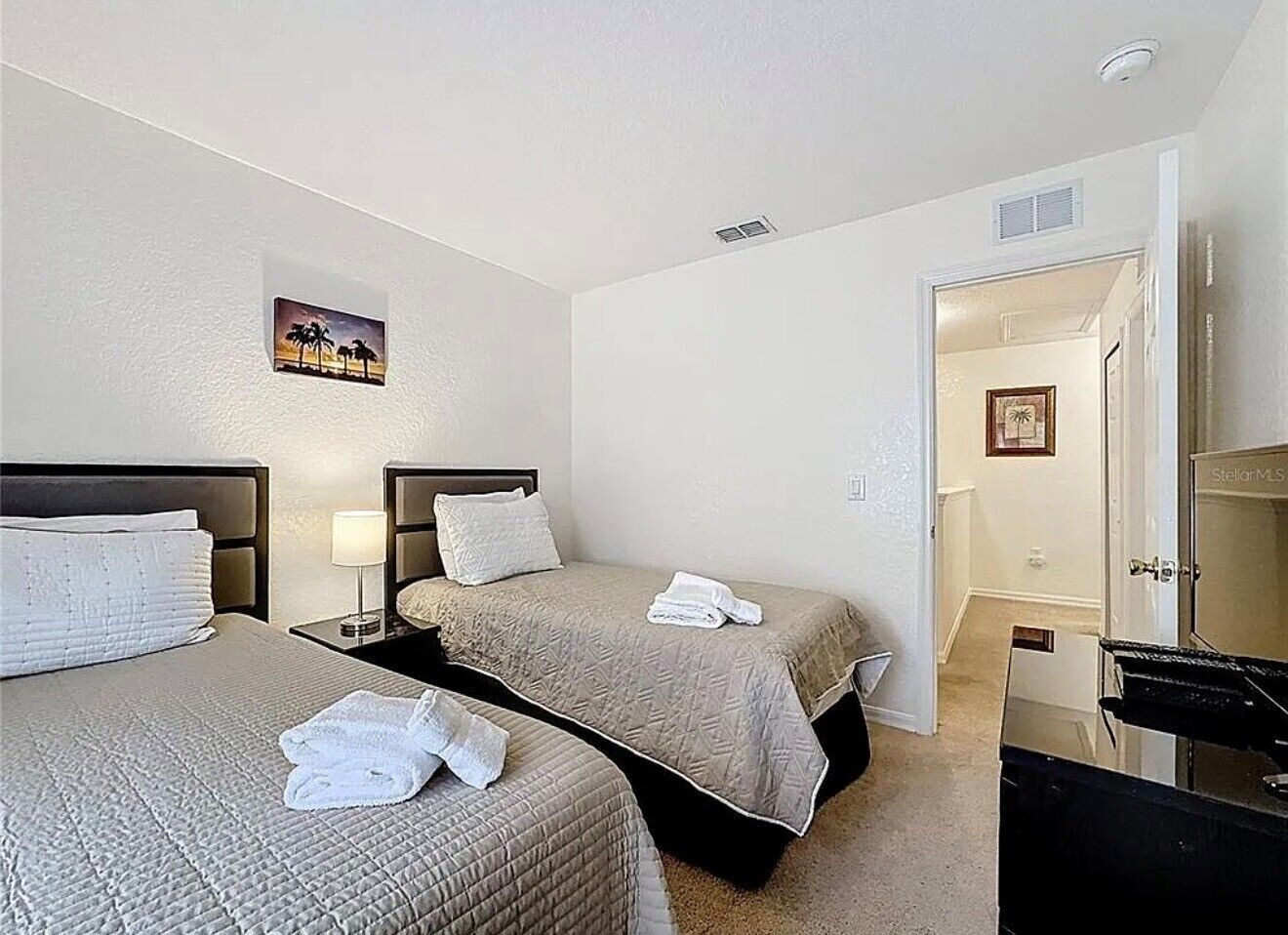 4 quartos, escrivaninha, ferros/tábuas de passar roupa, berço de viagem