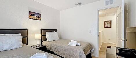 4 quartos, escrivaninha, ferros/tábuas de passar roupa, berço de viagem