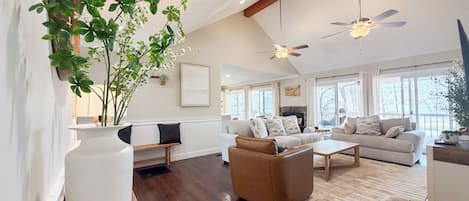Smart TV, fireplace