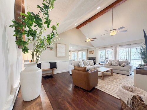 Wide Lake View: Kayaks 🚣, Private Dock, Fire pit, Sleeps 12