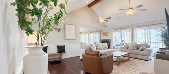 Wide Lake View: Kayaks 🚣, Private Dock, Fire pit, Sleeps 12