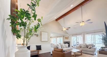 Wide Lake View: Kayaks 🚣, Private Dock, Fire pit, Sleeps 12