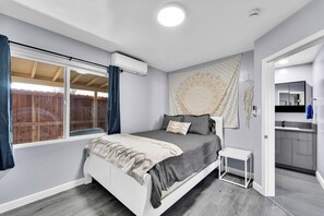 Tabla de planchar con plancha, wifi y ropa de cama 