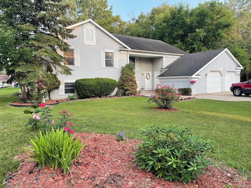 Delightful 3-bedroom townhome, sleeps 8, in a Quiet Cul-de-sac in Grand Rapids