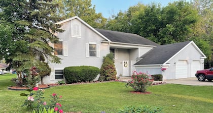 Delightful 3-bedroom townhome, sleeps 8, in a Quiet Cul-de-sac in Grand Rapids