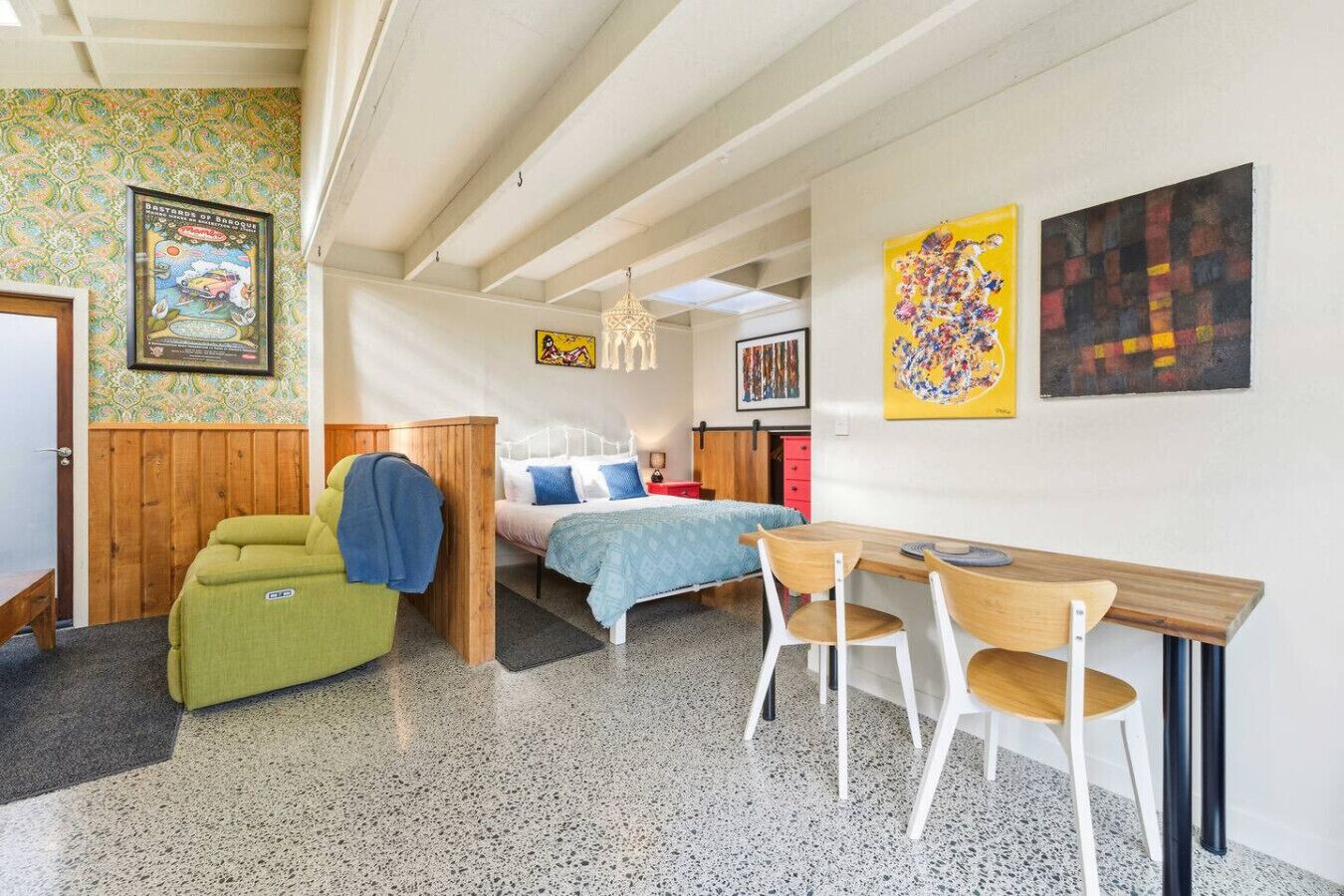 Iron/ironing board, WiFi, bed sheets