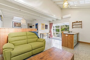 TV, books - Chic Converted Barn in Matakana with Spa (Hibiscus Coast)