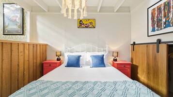 Tabla de planchar con plancha, wifi y ropa de cama