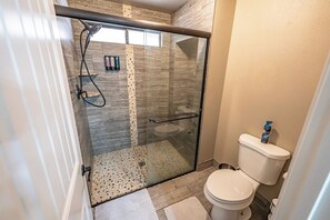 Een douche, een haardroger, handdoeken
