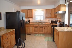 Coffee/tea maker, fridge, microwave, oven - Gingoteague | 4BR Quiet St Walk to Town & Maddox I Fire Pit (Chincoteague Island)
