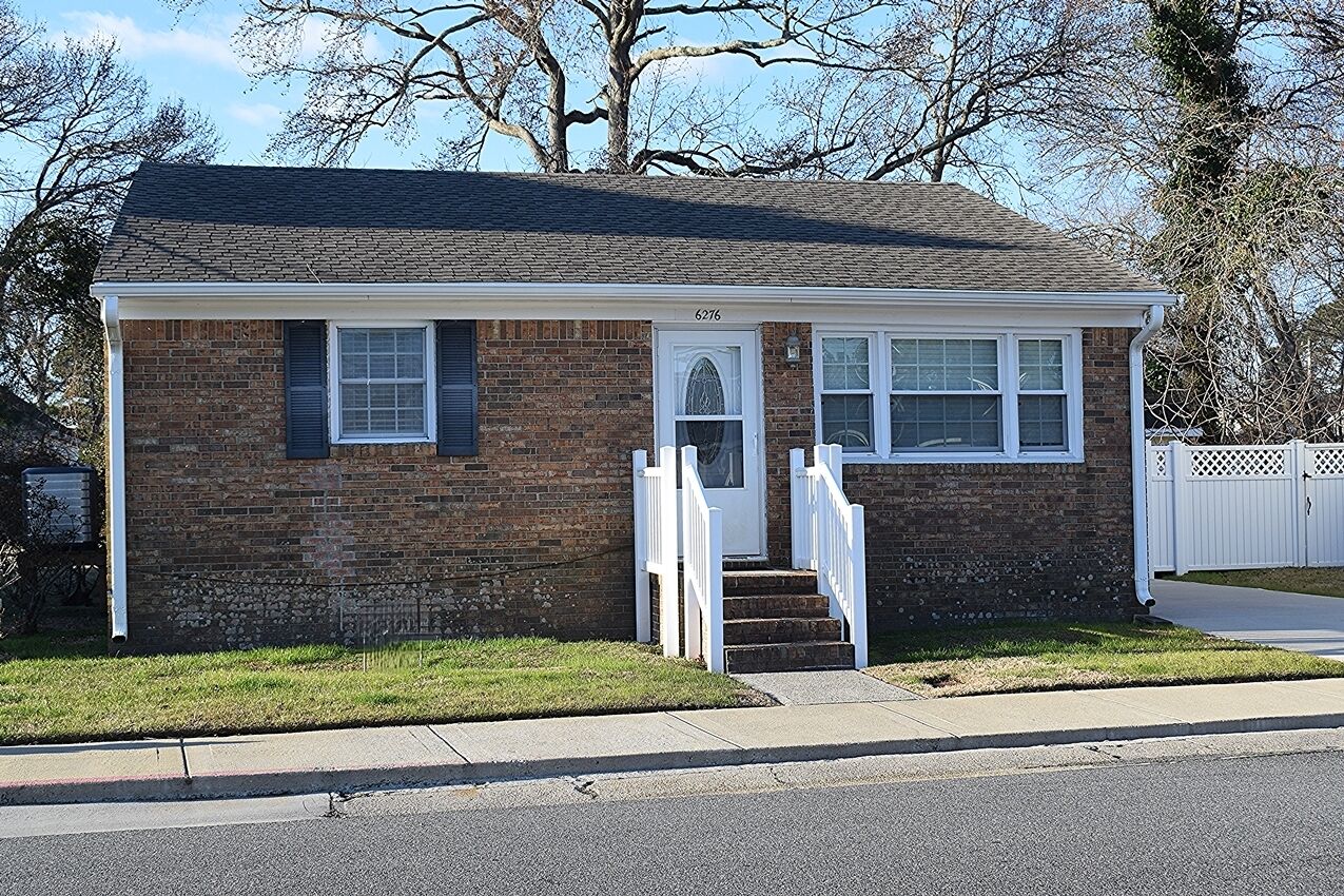 This Island Cottagre is Located on Ocean Boulevard where the sidewalk once ended!