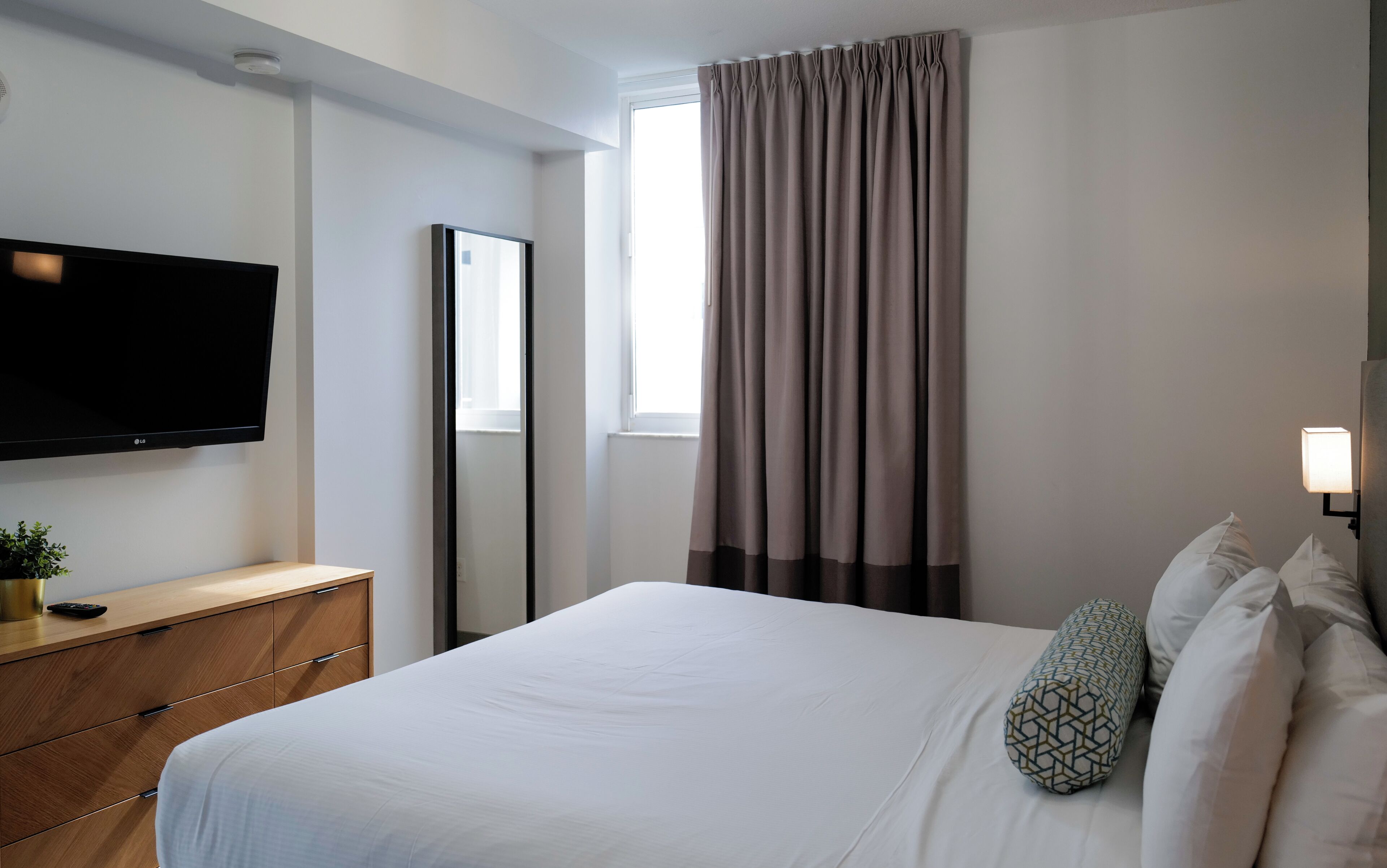 Standard-Apartment, 1 King-Bett und Schlafsofa | Schreibtisch, laptopgeeigneter Arbeitsplatz, Verdunkelungsvorhänge