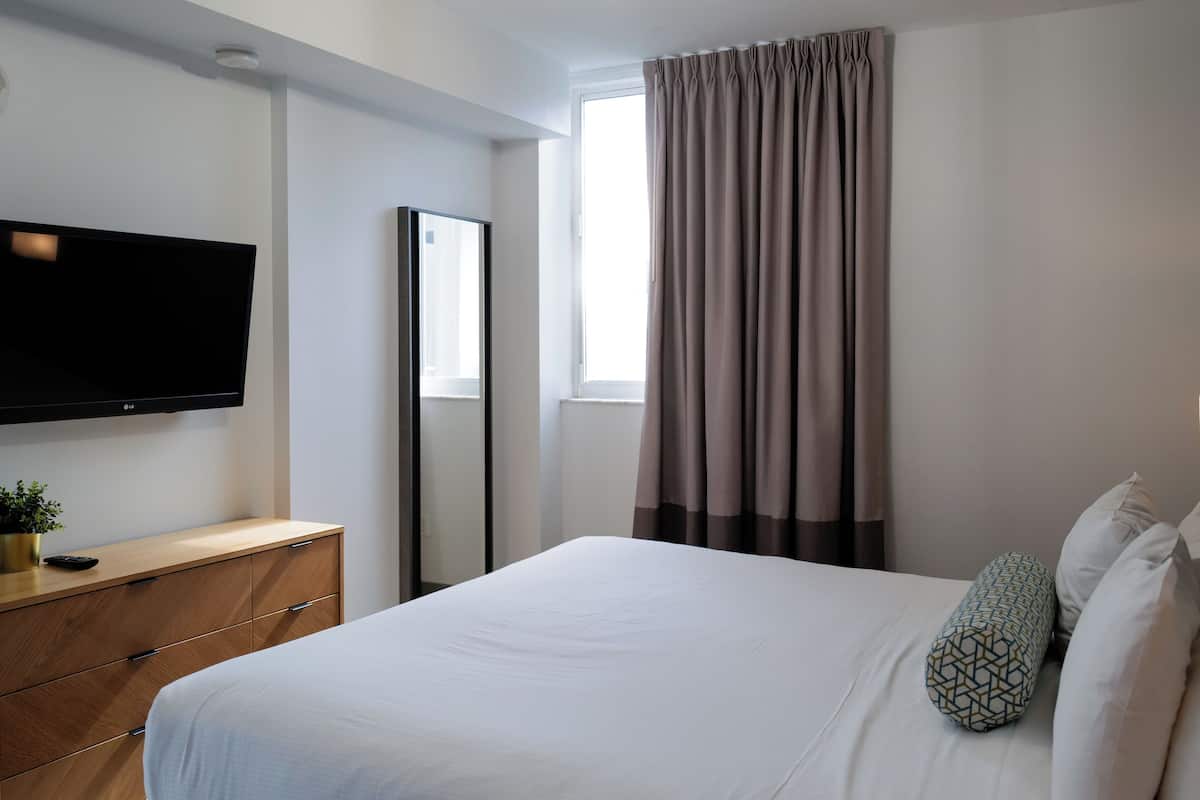 스탠다드 아파트, 킹사이즈침대 1개 및 소파베드 | 책상, 노트북 작업 공간, 암막 커튼, 다리미/다리미판