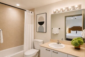 Departamento Deluxe, 1 habitación | Baño | Secadora de cabello, toallas, jabón, shampoo