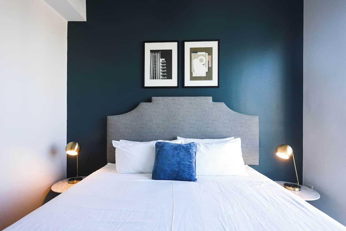 책상, 노트북 작업 공간, 암막 커튼, 다리미/다리미판