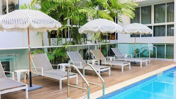 Außenpool, geöffnet von 07:00 Uhr bis 21:00 Uhr, Sonnenschirme