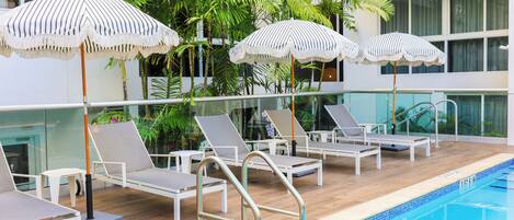 Piscine extérieure, parasols de plage, chaises longues