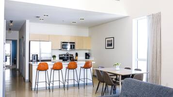 Superior Apartment, 2 Bedrooms | Dining