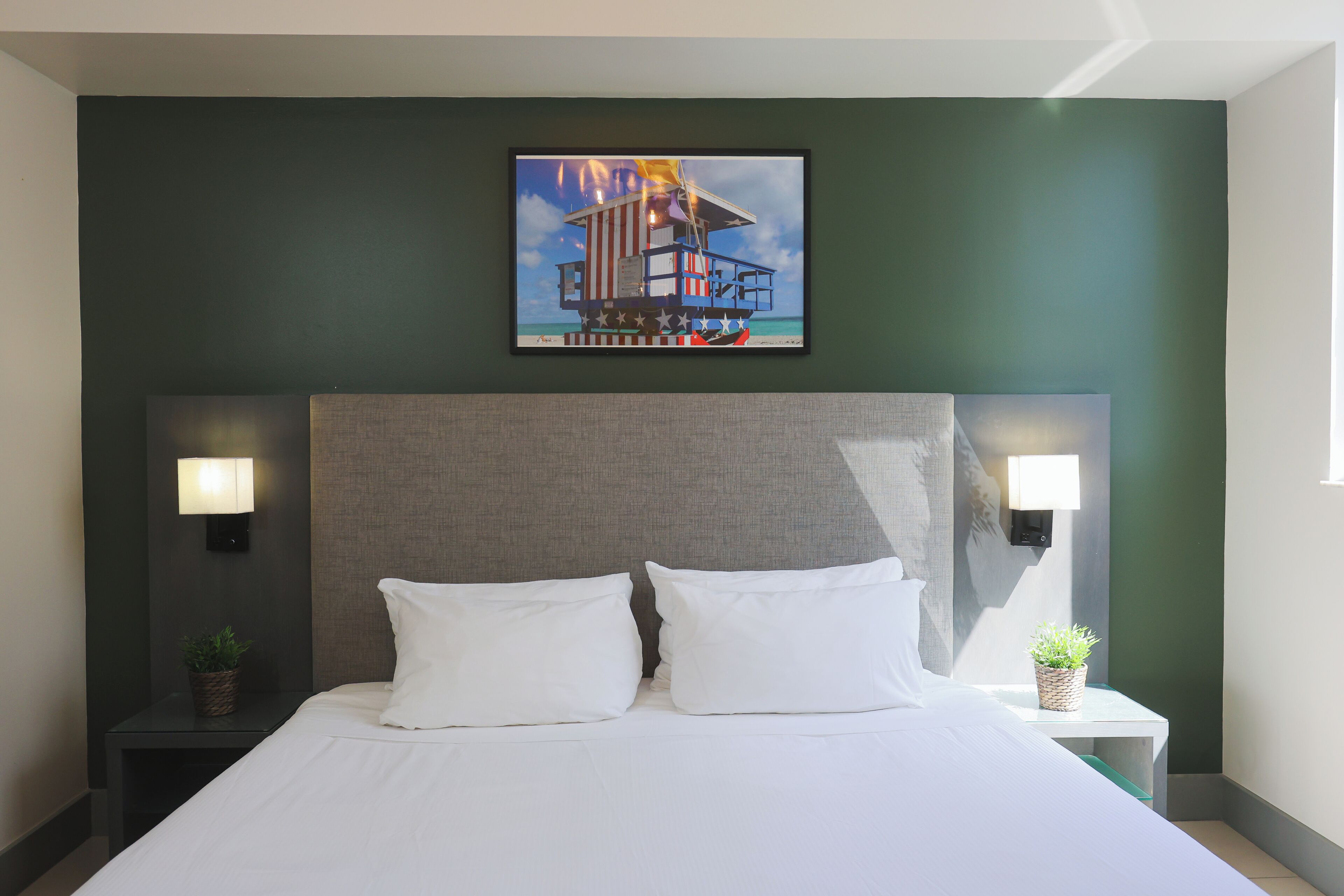 Schreibtisch, laptopgeeigneter Arbeitsplatz, Verdunkelungsvorhänge