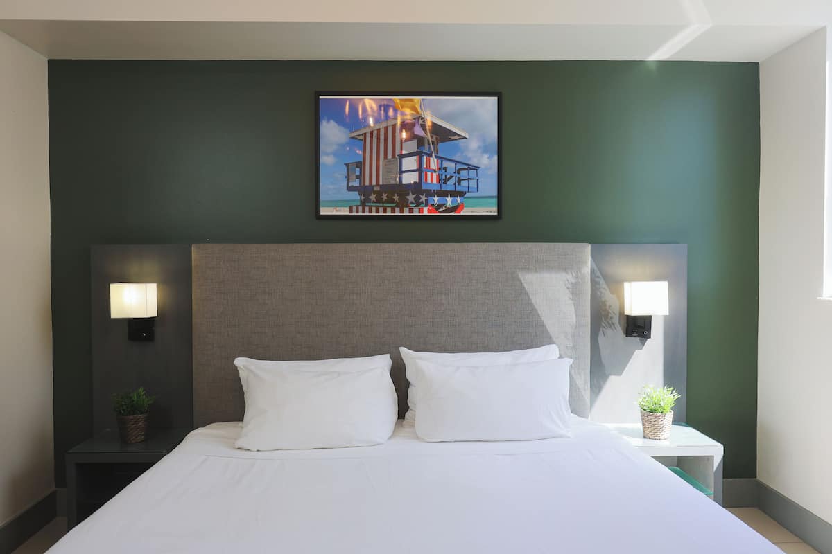 책상, 노트북 작업 공간, 암막 커튼, 다리미/다리미판