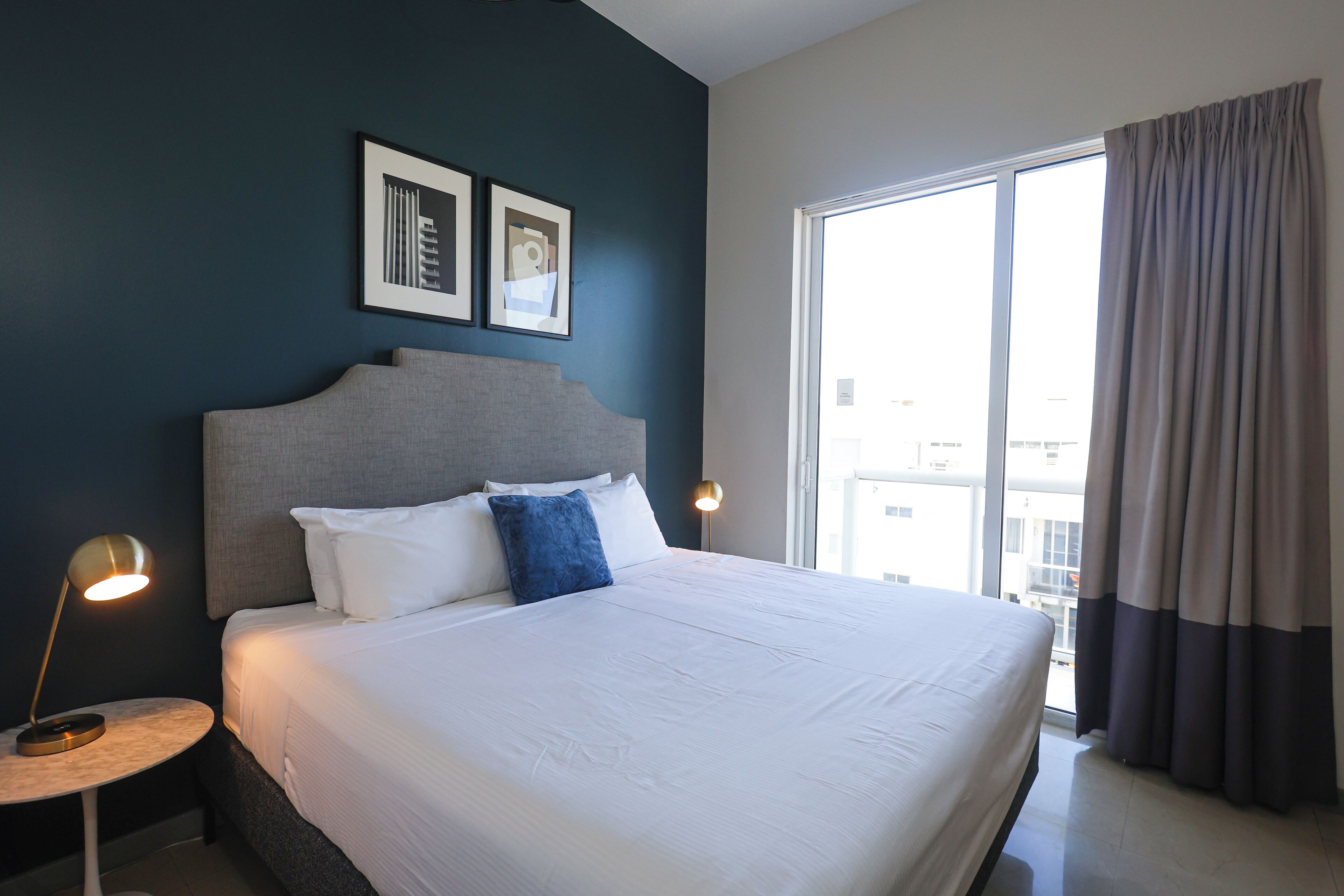 Schreibtisch, laptopgeeigneter Arbeitsplatz, Verdunkelungsvorhänge