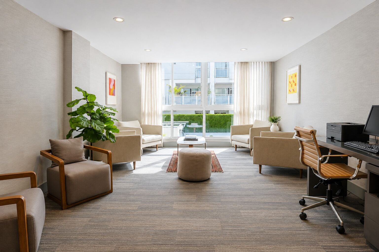 Une chambre d’hôtel moderne dotée d’un coin salon, d’un bureau et de grandes fenêtres.
