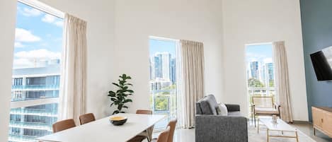 Penthouse Signature, 3 chambres | Coin séjour | TV connectée de 55 pouces avec chaînes par satellite