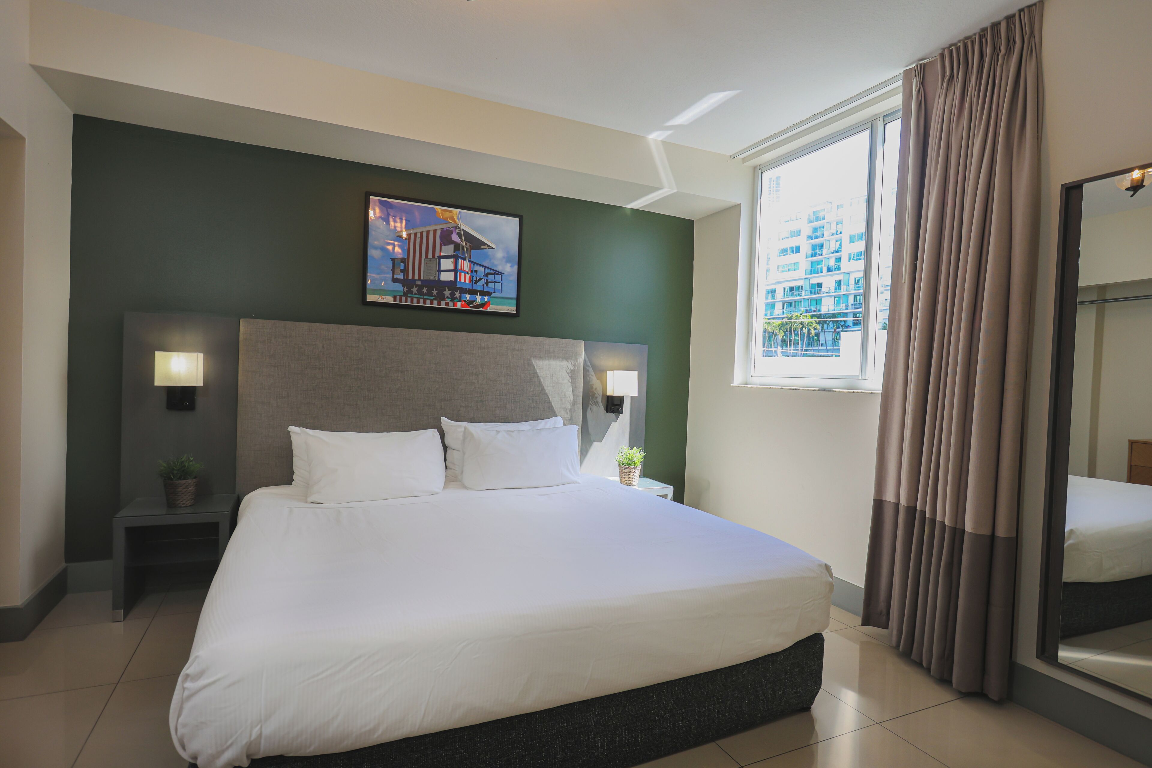 Superior-Apartment, 2 Schlafzimmer | Schreibtisch, laptopgeeigneter Arbeitsplatz, Verdunkelungsvorhänge