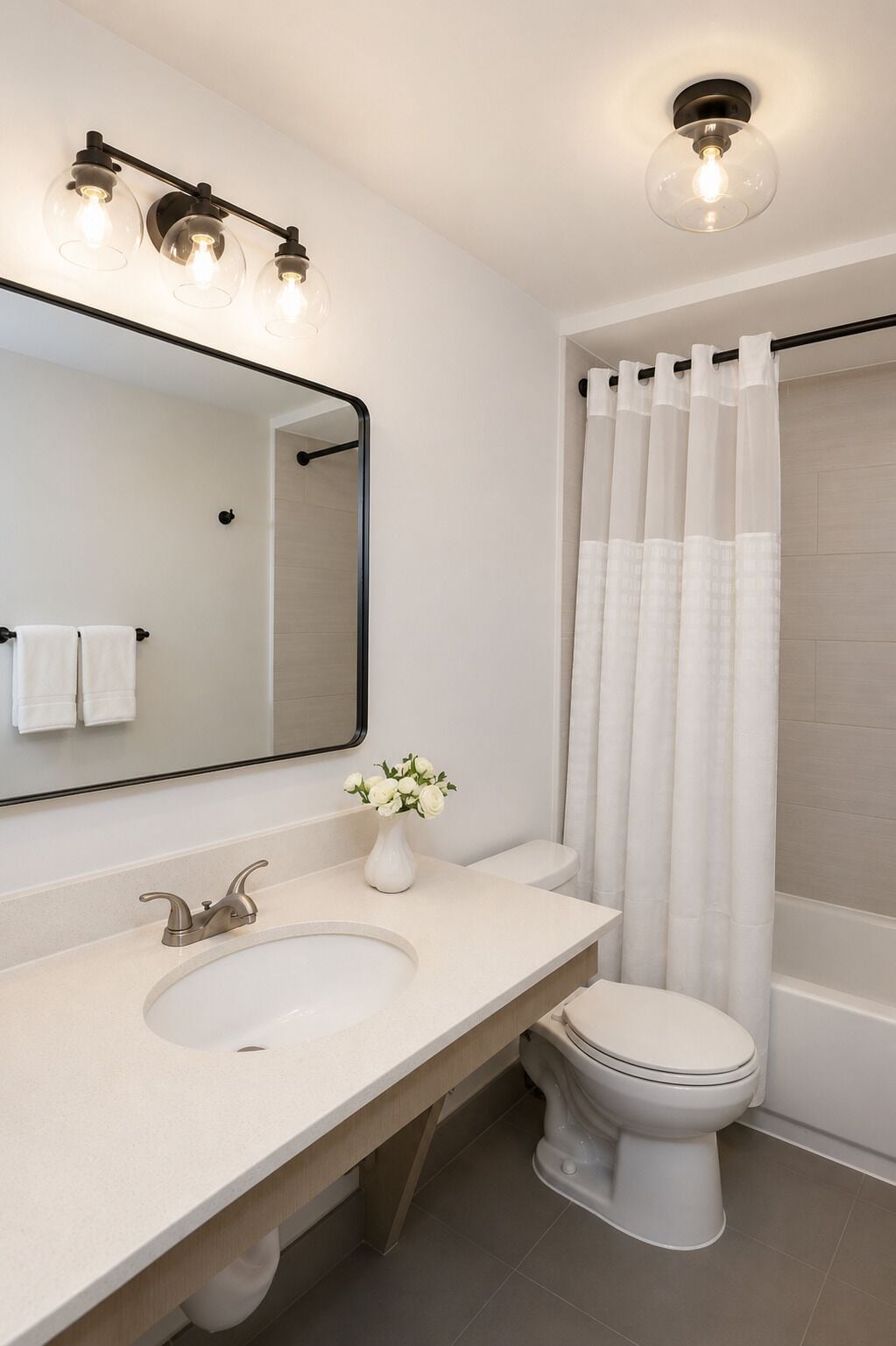 Design suite, 3 slaapkamers | Badkamer | Een haardroger, handdoeken, zeep, shampoo