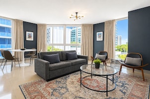 Appartement Classique, 2 chambres | Coin séjour | TV connectée de 55 pouces avec chaînes par satellite