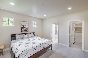 Tabla de planchar con plancha, wifi y ropa de cama 