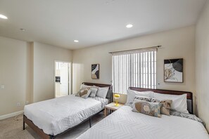 Een strijkplank/strijkijzer, wifi, beddengoed