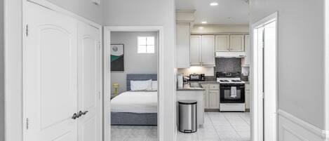 Een microgolfoven, een oven, een kookplaat, een vaatwasser