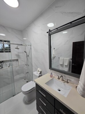 Hair dryer, towels, soap, toilet paper - Charming 2-bedroom 4 bed with AC in vibrant Salcedo (Salcedo)