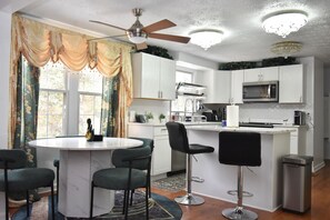 Microondas, horno, parrilla de estufa y lavavajillas 