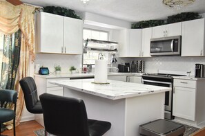 Microondas, horno, parrilla de estufa y lavavajillas 