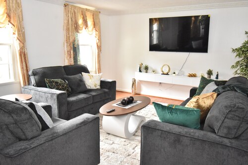 Spacious 4-bedroom house with AC in quaint Bowie