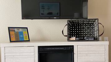 Deluxe suite, uitzicht op rivier | Een bureau, geluiddichte muren, een strijkplank/strijkijzer