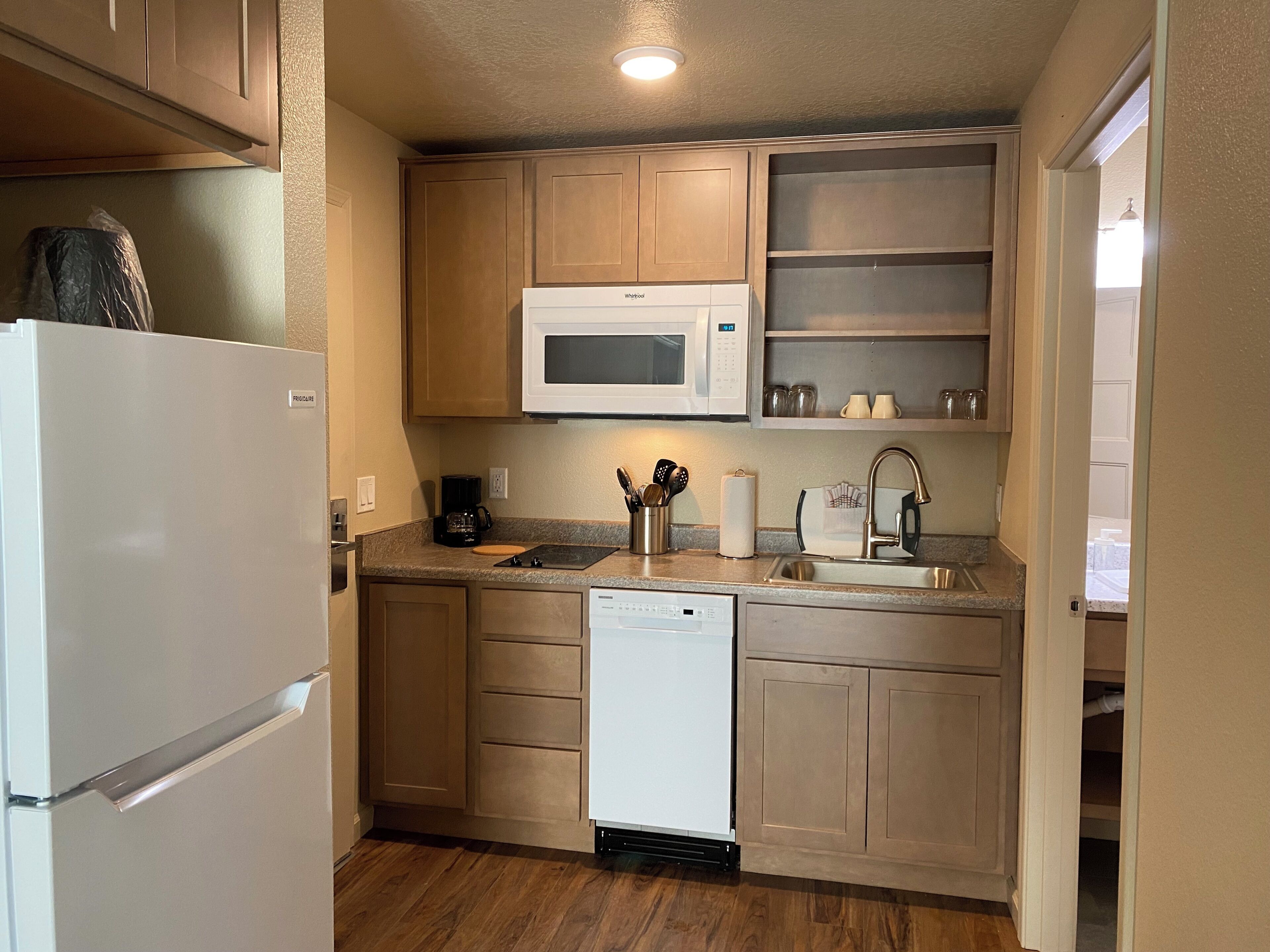 Full-sized fridge, microwave, stovetop, dishwasher