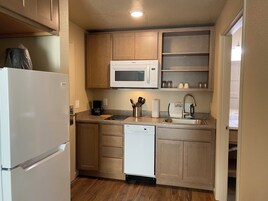 Refrigerador con freezer, microondas, placa de cocina, lavavajillas