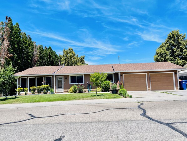 A single-story house with a garage, a front porch, and a lawn. - Bethesda Inn LLC , Modern, Comfort, Peaceful Stay (Boise)