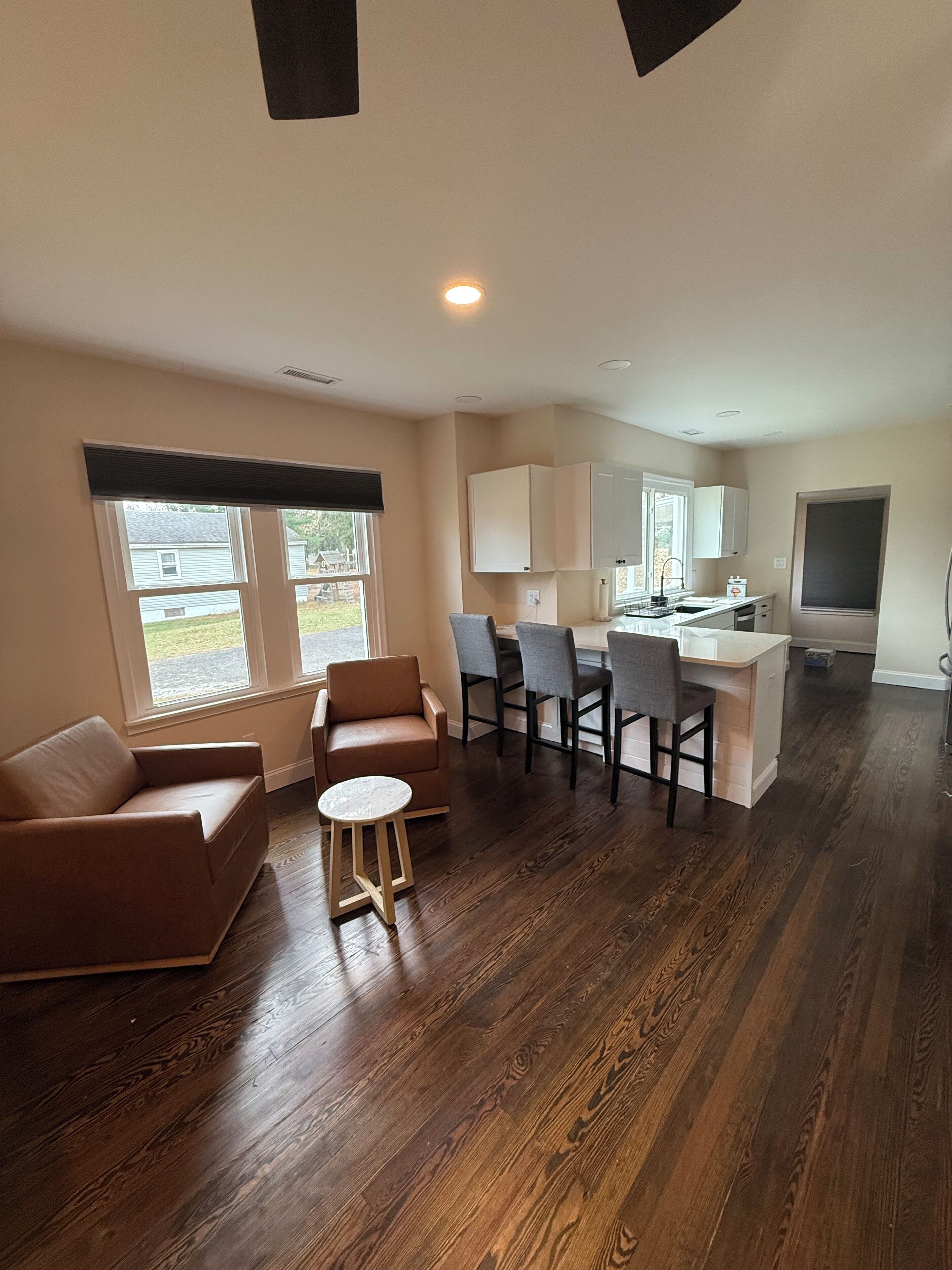 Een televisie en een open haard